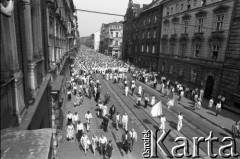 17.05.1981, Kraków, Polska.
Biały Marsz zorganizowany na znak solidarności z rannym w zamachu papieżem Janem Pawłem II. Uczestniczyło w nim ok. 300 tys. ludzi.
Fot. Witold Górka, zbiory Ośrodka KARTA