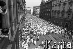 17.05.1981, Kraków, Polska.
Biały Marsz zorganizowany na znak solidarności z rannym w zamachu papieżem Janem Pawłem II. Uczestniczyło w nim ok. 300 tys. ludzi.
Fot. Witold Górka, zbiory Ośrodka KARTA
