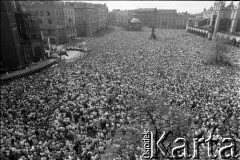 17.05.1981, Kraków, Polska.
Msza święta na Rynku Głównym w intencji rannego w zamachu papieża Jana Pawła II.
Fot. Witold Górka, zbiory Ośrodka KARTA