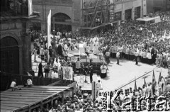 17.05.1981, Kraków, Polska.
Msza święta na Rynku Głównym w intencji rannego w zamachu papieża Jana Pawła II. Widok na ołtarz ustawiony przed wejściem do kościoła Mariackiego.
Fot. Witold Górka, zbiory Ośrodka KARTA