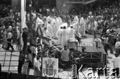 17.05.1981, Kraków, Polska.
Msza święta na Rynku Głównym w intencji rannego w zamachu papieża Jana Pawła II. Widok na ołtarz ustawiony przed wejściem do kościoła Mariackiego.
Fot. Witold Górka, zbiory Ośrodka KARTA