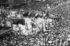 17.05.1981, Kraków, Polska.
Msza święta na Rynku Głównym w intencji rannego w zamachu papieża Jana Pawła II. Z lewej ołtarz ustawiony przed wejściem do kościoła Mariackiego.
Fot. Witold Górka, zbiory Ośrodka KARTA