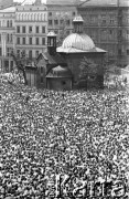 17.05.1981, Kraków, Polska.
Msza święta na Rynku Głównym w intencji rannego w zamachu papieża Jana Pawła II. Widoczny kościół św. Wojciecha.
Fot. Witold Górka, zbiory Ośrodka KARTA