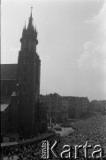 17.05.1981, Kraków, Polska.
Msza święta na Rynku Głównym w intencji rannego w zamachu papieża Jana Pawła II. Z lewej kościół Mariacki.
Fot. Witold Górka, zbiory Ośrodka KARTA