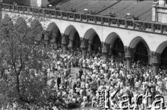 17.05.1981, Kraków, Polska.
Msza święta na Rynku Głównym w intencji rannego w zamachu papieża Jana Pawła II. Tłum ludzi przed Sukiennicami.
Fot. Witold Górka, zbiory Ośrodka KARTA