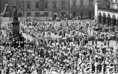 17.05.1981, Kraków, Polska.
Rynku Głównym, uczestnicy mszy świętej w intencji rannego w zamachu papieża Jana Pawła II. Z lewej pomnik Adama Mickiewicza. 
Fot. Witold Górka, zbiory Ośrodka KARTA