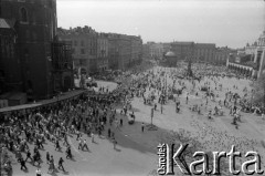 17.05.1981, Kraków, Polska.
Uczestnicy Białego Marszu gromadzą się na Rynku Głównym, gdzie odprawiona została msza w intencji rannego w zamachu papieża Jana Pawła II.
Fot. Witold Górka, zbiory Ośrodka KARTA