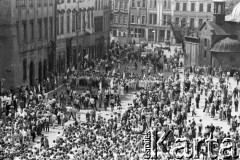 17.05.1981, Kraków, Polska.
Uczestnicy Białego Marszu gromadzą się na Rynku Głównym, gdzie odprawiona została msza w intencji rannego w zamachu papieża Jana Pawła II.
Fot. Witold Górka, zbiory Ośrodka KARTA