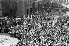17.05.1981, Kraków, Polska.
Msza święta na Rynku Głównym w intencji rannego w zamachu papieża Jana Pawła II.
Fot. Witold Górka, zbiory Ośrodka KARTA