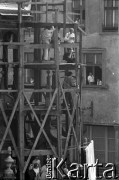 17.05.1981, Kraków, Polska.
Msza święta na Rynku Głównym w intencji rannego w zamachu papieża Jana Pawła II. Uczestnicy nabożeństwa na rusztowaniu.
Fot. Witold Górka, zbiory Ośrodka KARTA