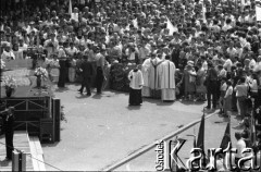 17.05.1981, Kraków, Polska.
Msza święta na Rynku Głównym w intencji rannego w zamachu papieża Jana Pawła II. Kardynał Franciszek Macharski udziela komunii świętej.
Fot. Witold Górka, zbiory Ośrodka KARTA