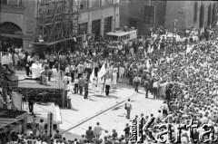 17.05.1981, Kraków, Polska.
Msza święta na Rynku Głównym w intencji rannego w zamachu papieża Jana Pawła II.
Fot. Witold Górka, zbiory Ośrodka KARTA
