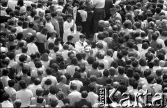 17.05.1981, Kraków, Polska.
Msza święta na Rynku Głównym w intencji rannego w zamachu papieża Jana Pawła II. Komunia święta.
Fot. Witold Górka, zbiory Ośrodka KARTA