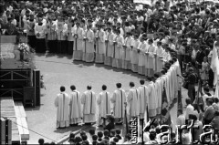 17.05.1981, Kraków, Polska.
Msza święta na Rynku Głównym w intencji rannego w zamachu papieża Jana Pawła II. Księża stoją przed ołtarzem.
Fot. Witold Górka, zbiory Ośrodka KARTA