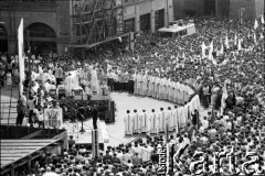 17.05.1981, Kraków, Polska.
Msza święta na Rynku Głównym w intencji rannego w zamachu papieża Jana Pawła II. Z lewej ołtarz ustawiony przed wejściem do kościoła Mariackiego.
Fot. Witold Górka, zbiory Ośrodka KARTA