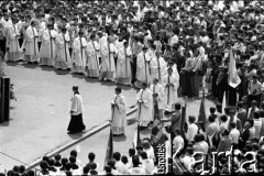 17.05.1981, Kraków, Polska.
Msza święta na Rynku Głównym w intencji rannego w zamachu papieża Jana Pawła II.
Fot. Witold Górka, zbiory Ośrodka KARTA