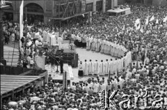 17.05.1981, Kraków, Polska.
Msza święta na Rynku Głównym w intencji rannego w zamachu papieża Jana Pawła II.
Fot. Witold Górka, zbiory Ośrodka KARTA