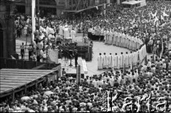 17.05.1981, Kraków, Polska.
Msza święta na Rynku Głównym w intencji rannego w zamachu papieża Jana Pawła II.
Fot. Witold Górka, zbiory Ośrodka KARTA