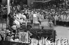 17.05.1981, Kraków, Polska.
Msza święta na Rynku Głównym w intencji rannego w zamachu papieża Jana Pawła II. Nabożeństwo celebrował kardynał Franciszek Macharski.
Fot. Witold Górka, zbiory Ośrodka KARTA