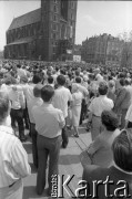 17.05.1981, Kraków, Polska.
Msza święta na Rynku Głównym w intencji rannego w zamachu papieża Jana Pawła II.
Fot. Witold Górka, zbiory Ośrodka KARTA