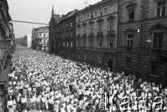 17.05.1981, Kraków, Polska.
Biały Marsz zorganizowany na znak solidarności z rannym w zamachu papieżem Janem Pawłem II. Uczestniczyło w nim ok. 300  tys. ludzi.
Fot. Witold Górka, zbiory Ośrodka KARTA