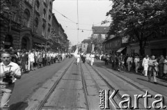 17.05.1981, Kraków, Polska.
Biały Marsz zorganizowany na znak solidarności z rannym w zamachu papieżem Janem Pawłem II. Uczestniczyło w nim ok. 300 tys. ludzi.
Fot. Witold Górka, zbiory Ośrodka KARTA
