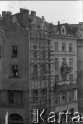 17.05.1981, Kraków, Polska.
Msza święta na Rynku Głównym w intencji rannego w zamachu papieża Jana Pawła II. Uczestnicy nabożeństwa stoją na balkonach i w oknach kamienicy.
Fot. Witold Górka, zbiory Ośrodka KARTA