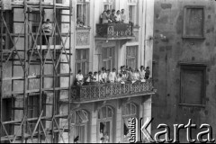 17.05.1981, Kraków, Polska.
Msza święta na Rynku Głównym w intencji rannego w zamachu papieża Jana Pawła II. Uczestnicy nabożeństwa stoją na balkonach i w oknach kamienicy.
Fot. Witold Górka, zbiory Ośrodka KARTA