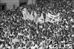 17.05.1981, Kraków, Polska.
Tłum zgromadzony na Rynku Głównym podczas mszy świętej w intencji rannego w zamachu papieża Jana Pawła II.
Fot. Witold Górka, zbiory Ośrodka KARTA