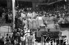 17.05.1981, Kraków, Polska.
Msza święta na Rynku Głównym w intencji rannego w zamachu papieża Jana Pawła II. Widok na ołtarz ustawiony przed wejściem do kościoła Mariackiego.
Fot. Witold Górka, zbiory Ośrodka KARTA
