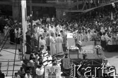 17.05.1981, Kraków, Polska.
Msza święta na Rynku Głównym w intencji rannego w zamachu papieża Jana Pawła II. Widok na ołtarz ustawiony przed wejściem do kościoła Mariackiego.
Fot. Witold Górka, zbiory Ośrodka KARTA
