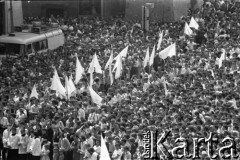 17.05.1981, Kraków, Polska.
Tłum zgromadzony na Rynku Głównym podczas mszy świętej w intencji rannego w zamachu papieża Jana Pawła II.
Fot. Witold Górka, zbiory Ośrodka KARTA