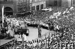 17.05.1981, Kraków, Polska.
Msza święta na Rynku Głównym w intencji rannego w zamachu papieża Jana Pawła II. Z lewej ołtarz ustawiony przed wejściem do kościoła Mariackiego.
Fot. Witold Górka, zbiory Ośrodka KARTA