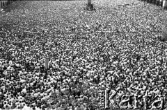 17.05.1981, Kraków, Polska.
Tłum zgromadzony na Rynku Głównym podczas mszy świętej w intencji rannego w zamachu papieża Jana Pawła II.
Fot. Witold Górka, zbiory Ośrodka KARTA