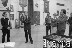 1981, Poznań, Polska.
Muzeum Narodowe. Wystawa plakatów i fotomontaży Romana Cieślewicza. 2. z lewej stoi autor prac. 
Fot. Witold Górka, zbiory Ośrodka KARTA