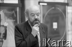 1981, Poznań, Polska.
Muzeum Narodowe. Roman Cieślewicz na wystawie swoich plakatów i fotomontaży. 
Fot. Witold Górka, zbiory Ośrodka KARTA