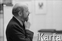 1981, Poznań, Polska.
Muzeum Narodowe. Roman Cieślewicz na wystawie swoich plakatów i fotomontaży. 
Fot. Witold Górka, zbiory Ośrodka KARTA
