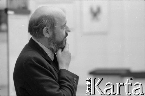 1981, Poznań, Polska.
Muzeum Narodowe. Roman Cieślewicz na wystawie swoich plakatów i fotomontaży. 
Fot. Witold Górka, zbiory Ośrodka KARTA