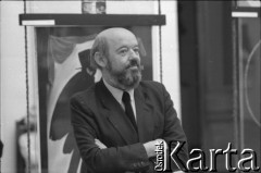 1981, Poznań, Polska.
Muzeum Narodowe. Roman Cieślewicz na wystawie swoich plakatów i fotomontaży. 
Fot. Witold Górka, zbiory Ośrodka KARTA
