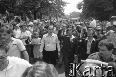 28.06.1981, Poznań, Polska.
25. rocznica Poznańskiego Czerwca. Przybycie Lecha Wałęsy na uroczystości rocznicowe.
Fot. Witold Górka, zbiory Ośrodka KARTA