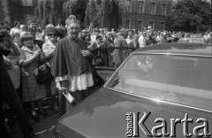 28.06.1981, Poznań, Polska.
Plac Adama Mickiewicza, przybycie duchownych na uroczystość odsłonięcia i poświęcenia Pomnika Ofiar Czerwca 1956.
Fot. Witold Górka, zbiory Ośrodka KARTA