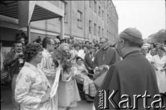 Czerwiec 1981, Poznań, Polska.
Pacjenci i personel szpitala im. Franciszka Raszei witają kardynała Franciszka Macharskiego. Na frontonie budynku szpitala odsłonięto tablicę upamiętniającą ofiary Czerwca 1956.
Fot. Witold Górka, zbiory Ośrodka KARTA