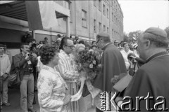 Czerwiec 1981, Poznań, Polska.
Pacjenci i personel szpitala im. Franciszka Raszei witają kardynała Franciszka Macharskiego. Na frontonie budynku szpitala odsłonięto tablicę upamiętniającą ofiary Czerwca 1956.
Fot. Witold Górka, zbiory Ośrodka KARTA