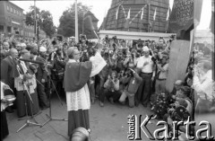 27.06.1981, Poznań, Polska.
Uroczystość odsłonięcia tablicy pamiątkowej ku czci ofiar Czerwca 1956 przed Zakładami Przemysłu Metalowego im. Hipolita Cegielskiego. Tablicę święci kardynał Franciszek Macharski.
Fot. Witold Górka, zbiory Ośrodka KARTA