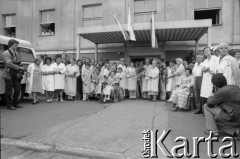 27.06.1981, Poznań, Polska.
Personel i pacjenci szpitala im. Franciszka Raszei. Na frontonie budynku odsłonięto tablicę pamiątkową ku czci ofiar Czerwca 1956.
Fot. Witold Górka, zbiory Ośrodka KARTA