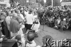 27.06.1981, Poznań, Polska.
Uroczystość odsłonięcia tablicy pamiątkowej ku czci ofiar Czerwca 1956 przed Zakładami Przemysłu Metalowego im. Hipolita Cegielskiego. Przy mikrofonie kardynał Franciszek Macharski.
Fot. Witold Górka, zbiory Ośrodka KARTA