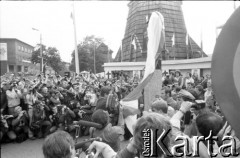 27.06.1981, Poznań, Polska.
Uroczystość odsłonięcia tablicy pamiątkowej ku czci ofiar Czerwca 1956 przed Zakładami Przemysłu Metalowego im. Hipolita Cegielskiego.
Fot. Witold Górka, zbiory Ośrodka KARTA