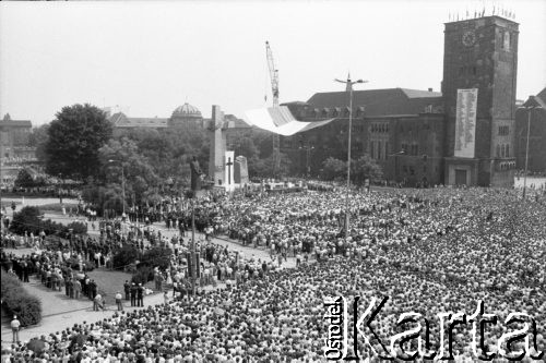 28.06.1981, Poznań, Polska.
Tłum zgromadzony na Placu Adama Mickiewicza podczas uroczystego odsłonięcia Pomnika Ofiar Czerwca 1956.
Fot. Witold Górka, zbiory Ośrodka KARTA