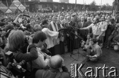 27.06.1981, Poznań, Polska.
Uroczyste odsłonięcie tablicy pamiątkowej ku czci ofiar Czerwca 1956 przed Fabryką Lokomotyw i Wagonów (W-3). Przy mikrofonie kardynał Franciszek Macharski.
Fot. Witold Górka, zbiory Ośrodka KARTA