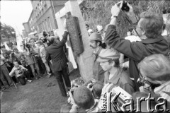 27.06.1981, Poznań, Polska.
Uroczyste odsłonięcie tablicy pamiątkowej ku czci ofiar Czerwca 1956 przed Fabryką Lokomotyw i Wagonów (W-3).
Fot. Witold Górka, zbiory Ośrodka KARTA